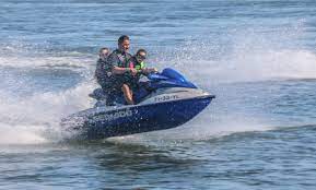 Hingegen ist das fahren auf offiziellen wasserstraßen zulässig. Jet Ski Wikipedia
