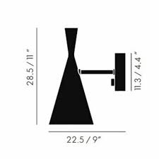 The direction of the light beam can be set using the adjustable, slender articulated arm. Tom Dixon Tom Dixon Beat Wall Light Workbrands