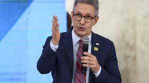 Zema volta a criticar Flávio, mas promete apoio contra Lula no 2º turno