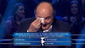 gerry scotti piange a chi vuol essere milionario 2020 il conduttore si commuove per il padre la domanda a paolo gei video da piangere memi divertenti video