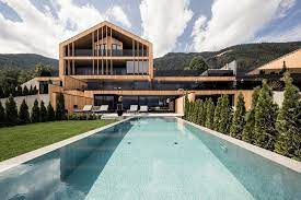 A Luxury Modern Chalet Has A Pool For Each Of Its Suites Modern Chalet Chalet Contemporary Architecture