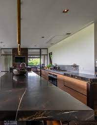 luxe keuken met zwartbruin marmeren werkblad keukenblad keuken keuken ontwerp