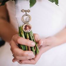 Sorprende a tu novia el día que cumplen meses con un detalle de lo más inesperado. Camafeos Personalizados Para Ramos De Novia