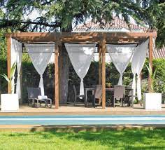 Tecido fixo em perfis transversais… Ueberdachte Terrasse Holz Pergola Weisse Vorhaenge Rattan Moebel Uberdachte Terrasse Uberdachung Terrasse Uberdachte Terrassen