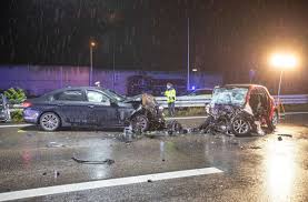 Starkregen fordert ein todesopfer in stuttgart update vom 4. Der 58 Jahrige Smart Fahrer Wurde Lebensgefahrlich Verletzt Stuttgarter Nachrichten