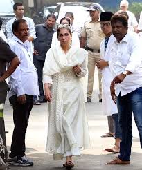 A post shared by dimple kapadia (@dimplekapadia_fanpage) on jul 27, 2020 at 2:08am pdt. Scenes From Dimple Kapadia S Mother S Funeral Rediff Com Movies