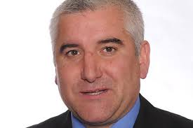 Council leader survives vote of no confidence