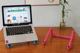 Support Pour Ordinateur Portable 15 Super Projets Diy Avec Des Tubes Pvc Artisanat De Tuyaux Pvc Support Ordinateur Portable Projets Pvc