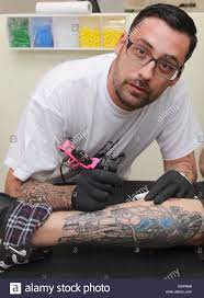 Tattoos, skin, hair & eye color 50 celebrities that were caught on tape without makeup on! Deutscher Rapper Sido Posiert Mit Einem Tattoo Nadel Wie Er Sein Eigenes Tattoo Studio Mich Und Meine Katze In Berlin Deu Rapper Tattoo Studio Erstes Tattoo