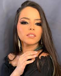 Dá-me um novo coração na casa de Maria; faz meu coração desaparecer dentro  dela. Permite-me ser capaz de viver no coração da Virgem e ver com os olhos  dela.” -Ir. Clare Crockett