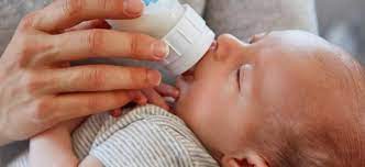 Das erste jahr am besten zuckerfrei, an diese empfehlung halten sich viele eltern bei ihrem kind. Wasser Fur Babys Darf Mein Baby Wasser Trinken Babymarkt De