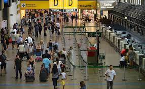 É o maior aeroporto do brasil e o mais movimentado da américa latina em número de passageiros transportados. Guia De Lazer E Servicos Do Aeroporto De Guarulhos