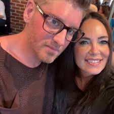 Can anyone recommend a good psychic/medium/tarot card reader who does house  calls for group readings. Thanks