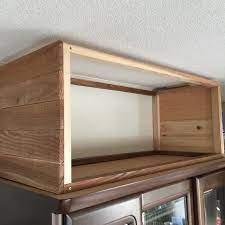 キッチン食器棚上のデッドスペースを有効活用出来ないかと考え 家に有り余ってる廃材処理も兼ねて簡単な棚を作ることにしました 食器棚 収納 100均 食器棚 手作り diy 家具