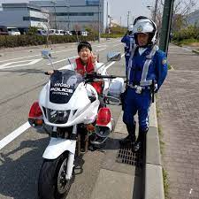 kanako fujieさんはinstagramを利用しています 検問中の 白バイ隊員に 白バイ乗せてくださいと言うと どうぞ って なんて優しいのだ 子供は憧れるよなぁ 私も乗りたかった 次男 我が道を往く 白バイ隊員 police cars police leather men