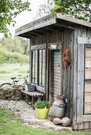 dit landelijke huis heeft een overvloed aan beton maar is alles behalve kil roomed remises de jardin chalet bois jardin outillage jardin