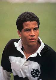 Jeremy Guscott was a thinking 🤔 no 12. He could sway a game by doing  something unorthodox.....A grubber, a bomb 💣 or a drop kick 🏉. Great  player to have in your