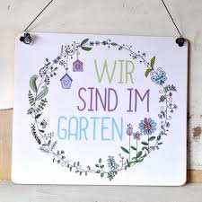 Gartenschild Mit Der Aufschrift Wir Sind Im Garten Standardmassig Werden Unsere Schilder Mit Drahtaufhangung Gel Wooden Signs Garden Signs Pastel Home Decor
