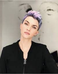 Lass deinen friseur einen von diesen coolen. Pin De Lilly En Ruby Rose Cabello Brillante Estilos De Cabello Corto Ideas De Pelo Corto