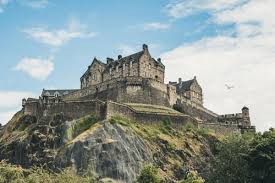 El castillo de edimburgo es una antigua fortaleza erigida sobre una roca de origen volcánico ubicada en el centro de la ciudad de edimburgo. Visitar El Castillo De Edimburgo Que Ver Tickets Horarios Y Mas
