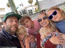 One more lady sage to go! Heavily Pregnant Teresa Palmer Rests On The Bed As She Completes Mandatory 14 Day Hotel Quarantine Aktuelle Boulevard Nachrichten Und Fotogalerien Zu Stars Sternchen