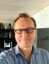 NRW-Innenminister Herbert Reul hat sein Buch „Sicherheit“ vorgestellt.  Damit wolle er das Vertrauen der Menschen in Politik zurückgewinnen, sagt  er.