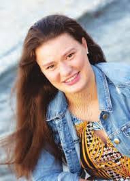 Elizabeth Straw's Instagram, Twitter & Facebook