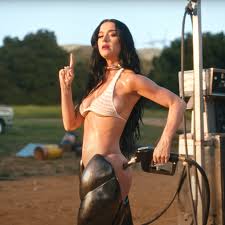 Katy Perry Reveals The Sensual Side in Bold Outfits