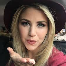 Beatrice egli musste sich wegen ihrer weiblichen rundungen immer wieder kritik anhören, aber damit scheint nun. Facebook