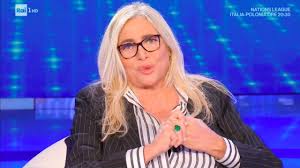 Vincenzo de lucia ha conquistato la ribalta nazionale grazie all'imitazione di maria de filippi, uno dei personaggi principali dell'edizione 2021 di stasera tutto è possibile. Domenica In Anticipazioni E Ospiti Del Prossimo 14 Febbraio 2021