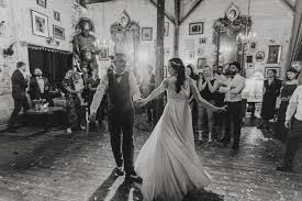 Schwarz Weiss Foto Von Braut Und Brautigam Beim Hochzeitstanz In 2020 Hochzeitstanz Hochzeit Hochzeitsfotos