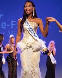 Samedi 14 décembre 2019, c'était la journée des miss et la france fondait de beaux espoirs en ophély mézino, sa représentante dans le concours international, pour briller sur la scène intercontinentale en guise de préambule à l'élection. Missologue Clara Azina Miss Paris 2019 1ere Dauphine ÙÙŠØ³Ø¨ÙˆÙƒ