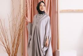Apakah warna biru dongker tua? Jilbab Yang Cocok Dengan Baju Warna Silver