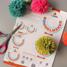 Einfach die vorlagen zum ausdrucken auf die passende größe ziehen und los geht's. Druckbare Anleitung Fur Bommel Zum Ausdrucken Bommel Machen Pompons Basteln Bastelvorlagen Zum Ausdrucken