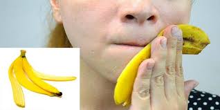 Bisa jadi mereka mengira bahwa kulit pisang tidak memiliki manfaat dan hanya menganggapnya seperti sampah, dibuang begitu saja. Dari Mulai Menghilangkan Bekas Jerawat Sampai Plak Gigi Inilah Fungsi Kulit Pisang Yang Ajaib