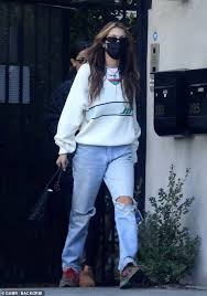 Yellow pages » ca » los angeles » jeans. Bella Hadid Keeps It Casual In A New York Jets Sweater And Shredded Jeans Leaving A Studio In La Aktuelle Boulevard Nachrichten Und Fotogalerien Zu Stars Sternchen