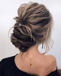 Les Plus Belles Idees De Coiffures De Mariage Tendance Printemps Ete 2018 Coiffure Demoiselle D Honneur Chignon Bas Mariage Coiffure Mariage