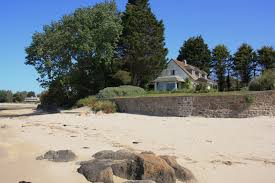 Un client artiste sur la nappe du petit déjeuner. Les Maisons Avec Vue Sur La Mer A Louer En Bretagne Et En Normandie Sur Airbnb Vogue Paris