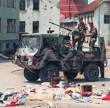 At least 8,000 mostly muslim men and boys were chased through woods in and around. Jugoslawienkrieg Der Volkermord Von Srebrenica 1995 Bilder Fotos Welt