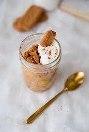 Compote De Pommes Au Caramel Speculoos Et Yaourt A La Grecque Studio Demi Sel Recette Compote De Pomme Pomme Yaourt Grec