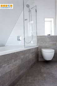Betonoptik Im Bad Eine Kombination Mit Weissen Wandfliesen Ist Immer Eine Schlichte Und Moderne Idee Fur Diese Bodenfliesen Bad Betonoptik Badezimmerideen