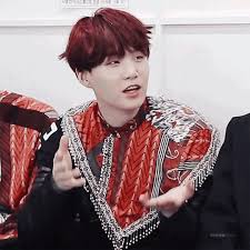 Min yoongi, wie suga mit bürgerlichem namen heißt, meldete sich auf dem fanportal weverse ebenfalls zu wort. Yoongi Kpop Gif Yoongi Kpop Bts Discover Share Gifs