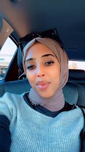 Gobta caadadeed maaha, In aad caasi noqotaaye, Qofkii shalay ku ciidsiiyey,  Haddii aanad caynkiisa, Abaalkii u celinaynin, Ceeb looma sii raadsho!,  ~Kaaba