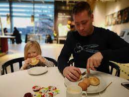 deze familie ontbijt al een jaar lang elke zaterdag bij ikea indebuurt zwolle