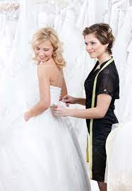 Check spelling or type a new query. Verkauferin Hilft Die Braut Das Hochzeitskleid Anziehen Lizenzfreie Fotos Bilder Und Stock Fotografie Image 26691981