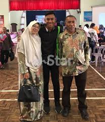 Pekerja bangladesh stesen minyak dedah taktik penipuan salam, cuma nak kongsikan pengalaman saya mengisi minyak di stesen minyak petronas jalan selepas parking di pam, saya pergilah buat pembayaran kat cashier. Mula Mula Malu Kerja Di Stesen Minyak Pekerja Shell Cemerlang Spm Bi Dapat A Kadang Kadang Saya Speaking Di Rumah Viral Mstar