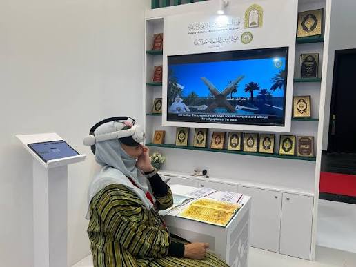 زوار معرض فرانكفورت الدولي للكتاب يعيشون أجواء الحرمين الشريفين عبر تقنية  الواقع الافتراضي في جناح وزارة