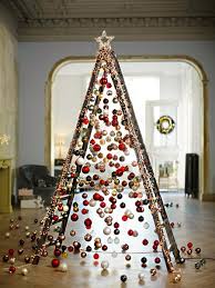 La navidad está a la vuelta de la esquina, y seguro que más de uno ya está comprando artículos decorativos para dar ese toque navideño a su hogar. 17 Ideas Para Colocar Un Arbol De Navidad Totalmente Fuera De Lo Comun