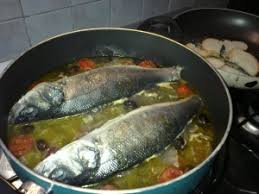 Tutti i passaggi per pulire e sfilettare il branzino (spigola) da utilizzare per deliziosi secondi piatti di pesce. Cucina Dietetica Spigole All Acqua Pazza Dott Ssa Maria Cristina Ferri