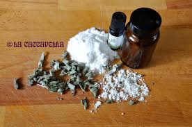 Sostituire un prodotto commerciale con uno fatto in casa potrebbe migliorare lo stato di salute di nostri denti e del. Dentifricio Naturale In Polvere Alla Salvia La Caccavella